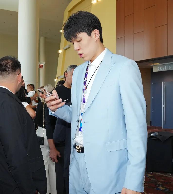 杨瀚森顺位又飙升了！已经升到首轮第20顺位！杨瀚森已经开始前往湖人队训练试训