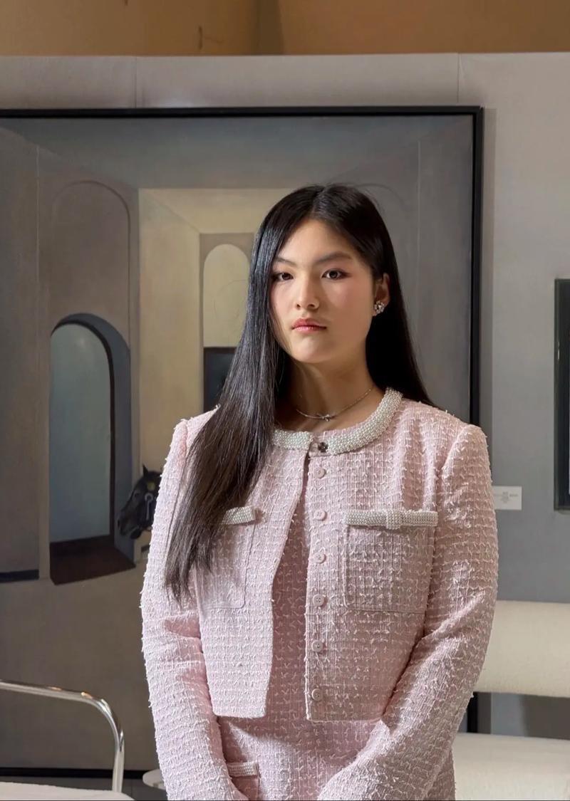 王诗龄放假回国了，这一身简直就是行走的一套房，迪奥的羽绒服58000，巴黎世家鞋