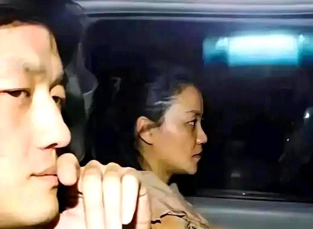 离婚5年还同框，王菲李亚鹏这出戏，到底演给谁看。李嫣的社交动态，最近有点不寻常