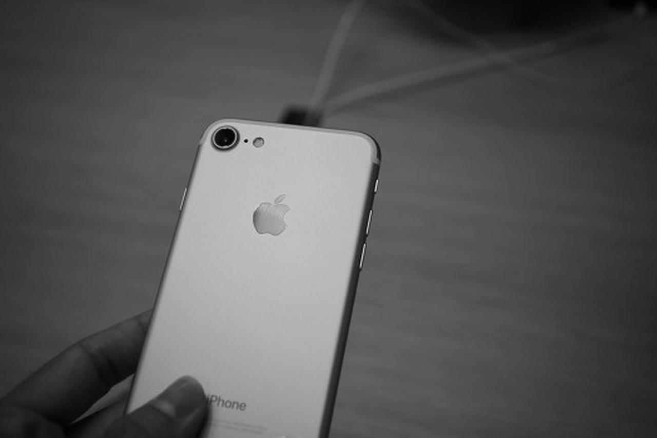 不买苹果手机的原因可太多了。首先是价格，苹果手机那价格一直高高在上，一个新款动不