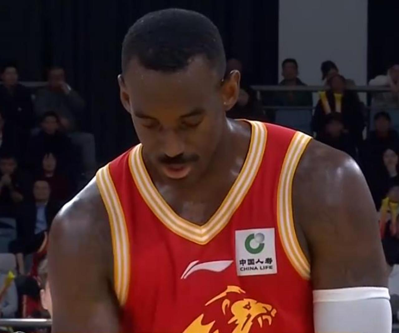 11分16板！辽宁队弃将打出CBA顶级外援的水平，球迷：杨鸣抛弃他后悔吗？CB