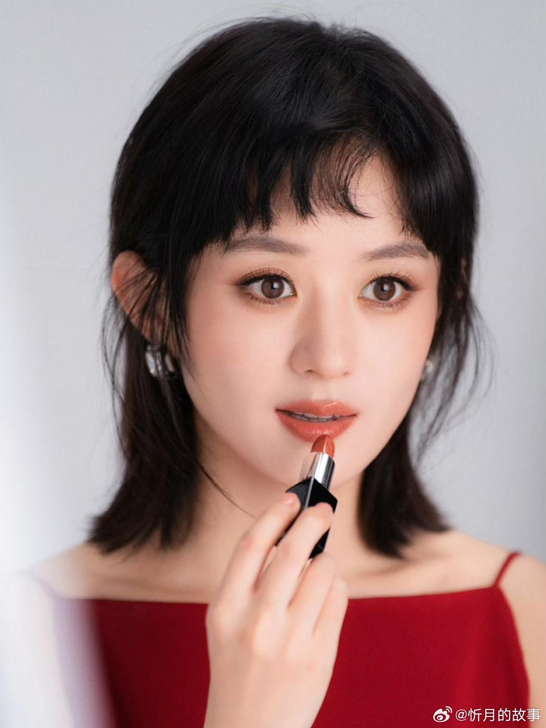 杨紫代言纪梵希成衣包包，赵丽颖代言纪梵希美妆……一个是穿在身上拿在手里的奢牌主线