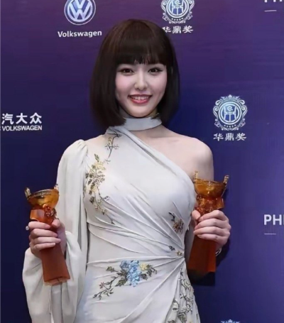 唐嫣这次的造型非常漂亮！就是这衣服是不是太紧了​​​