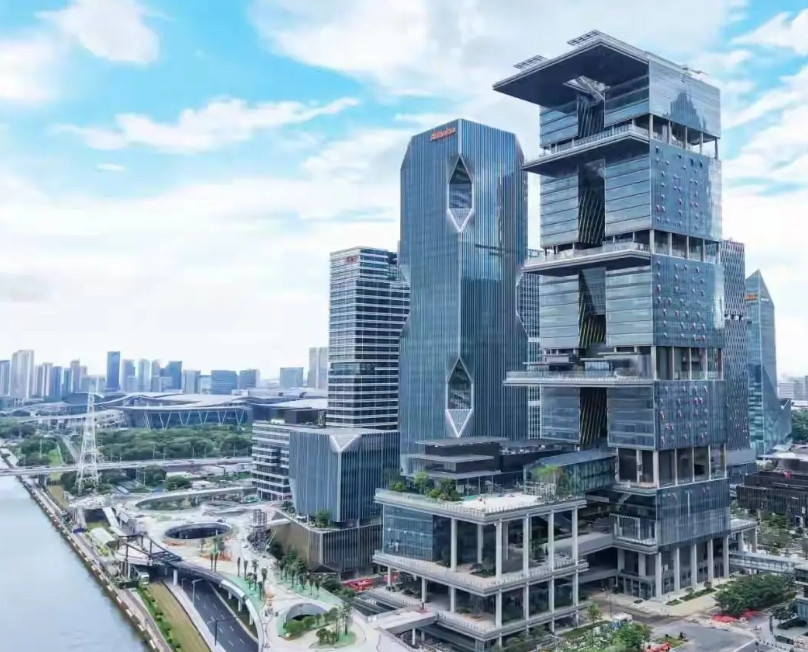 腾讯集团总部在深圳，但是腾讯把微信总部办公楼建设在广州，可供5000多名员工在此