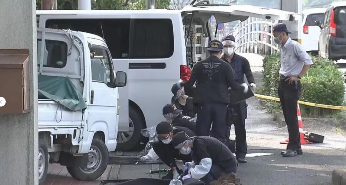 7月13日上午日本大分县佐伯市闹市区，一名中年男子拿着家用菜刀乱挥，接连捅伤四名