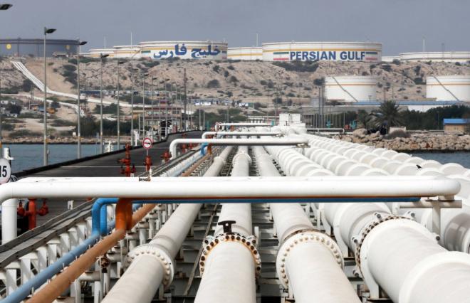 曾经每天能向外输送上百万桶原油的伊朗，如今正被自己的石油逼到墙角一场无声的能