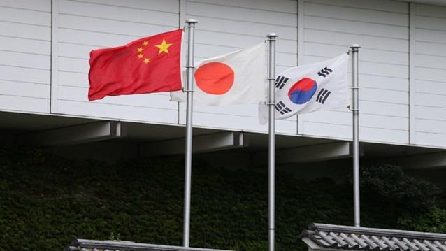 中方两轮管制砸下去，日本疼的直哼，旁边的韩国却看的直乐，声称像在“训狗”。中