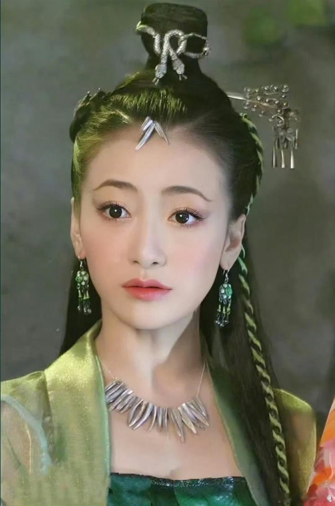 赵雅芝陈紫函同框青白二蛇跨越时空再同框！赵雅芝与陈紫函同框合照，温柔气场与经典