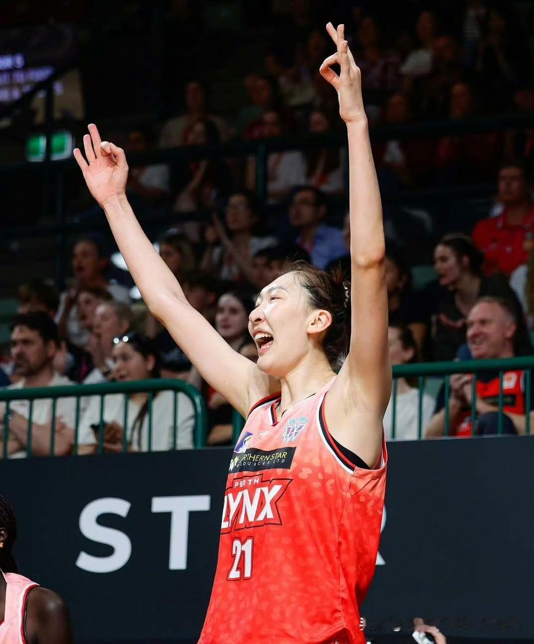 韩旭是WNBL帕斯山猫队的真大腿，出战25分钟，拿下19分，帮助球队98-81战