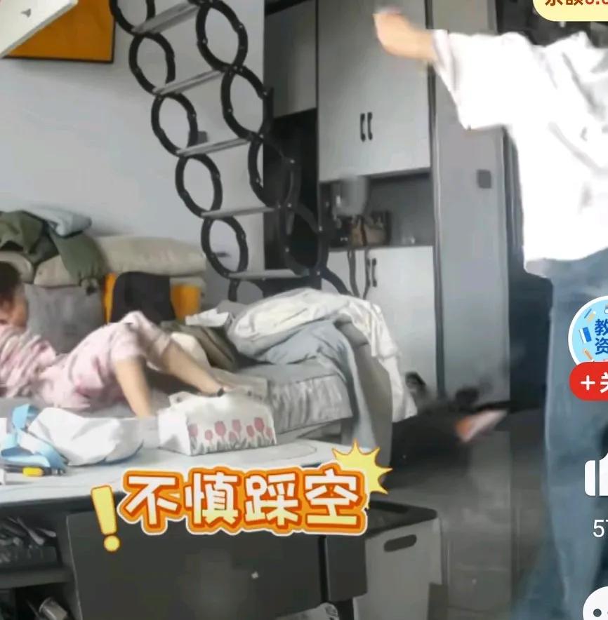 孩子上楼拿玩具，下楼梯时不慎踩空摔下，妈妈大惊失色，急忙跑过去抱起儿子安抚