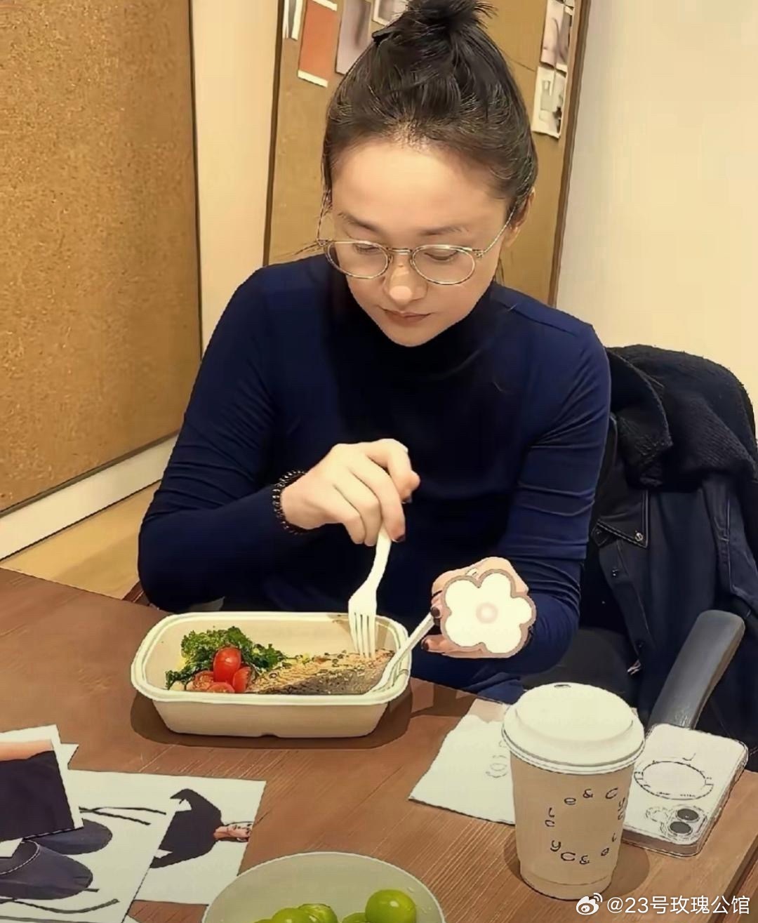 周迅真自律，一个人吃得好清淡。