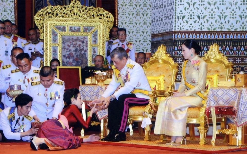 听说泰王要来做客，没想到这位曾经的“花花公子”已经上台9年时间了，2016年老国