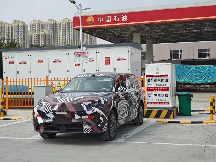 魏牌旗舰SUV又被拍到了从体型来看，对得起它旗舰SUV的身份从照片看，又是贯穿式