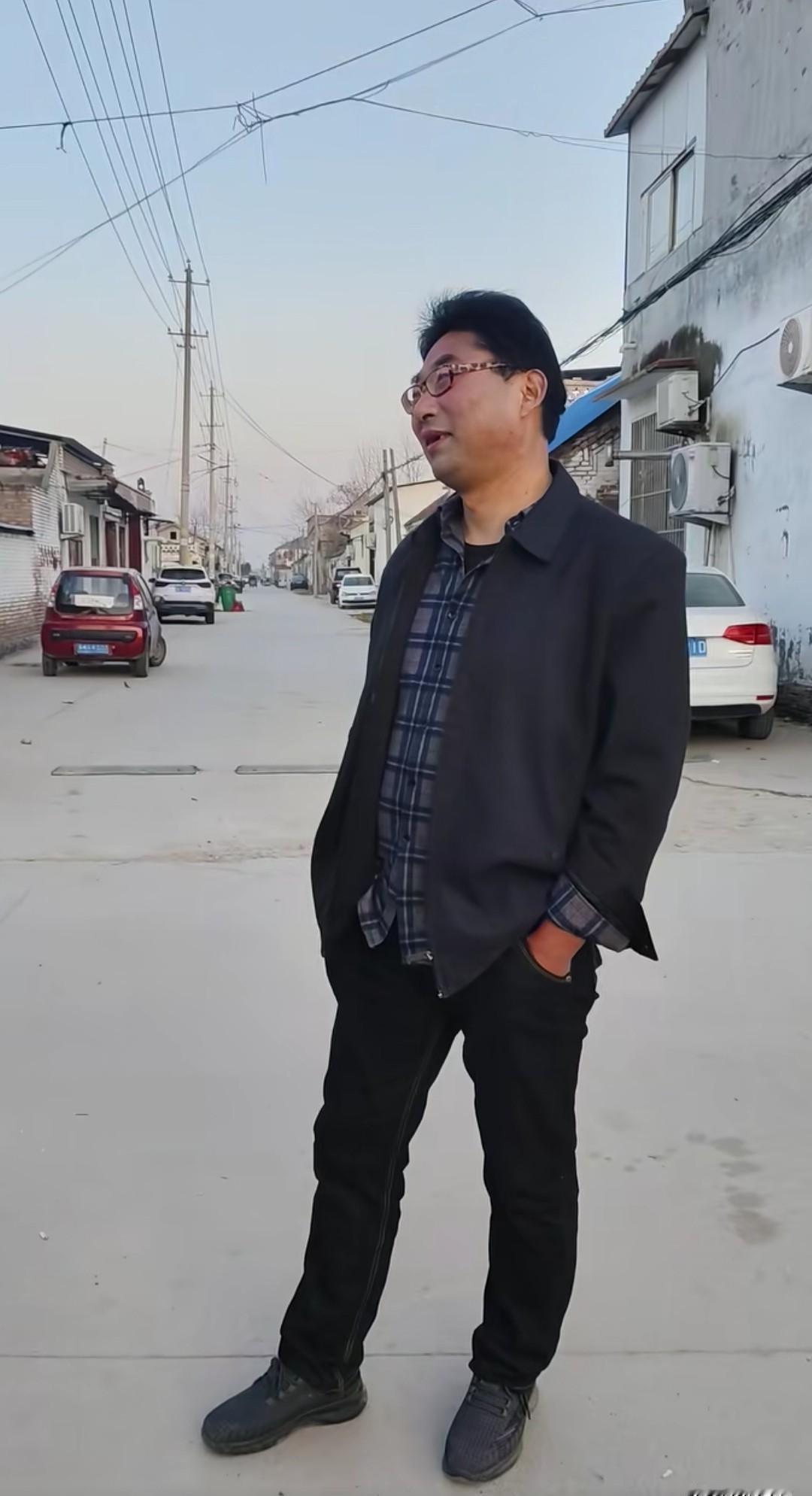 “高攀？我巴不得全村光棍都听见。”大衣哥亲家被堵门追问，咧嘴就一句：