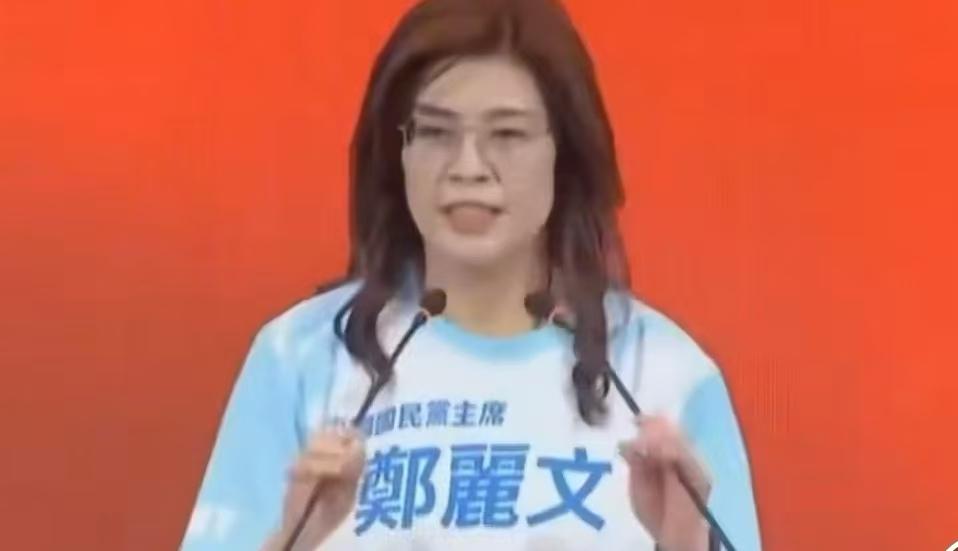 郑丽文全代会讲话途中，侯友宜姗姗来迟，入场后打断郑丽文讲话。今天（25日）上