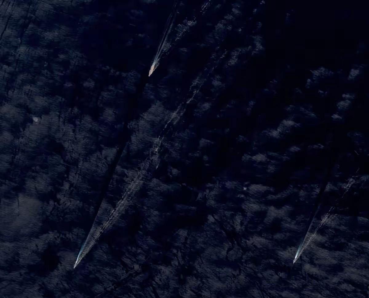 福建舰一路南下，今晚或将通过台湾海峡！据外国卫星公司所拍摄图片来看，今天（11