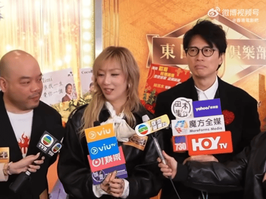 郑秀文黄子华同框出席活动好的搭档就是能互相成就，黄子华的幽默需要郑秀文这样的听