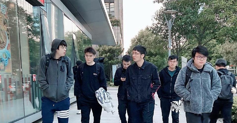 查理斯：当时我们Ehome的氛围咋说呢，锋哥是来做直播的，天哥是和稀泥的，整天说