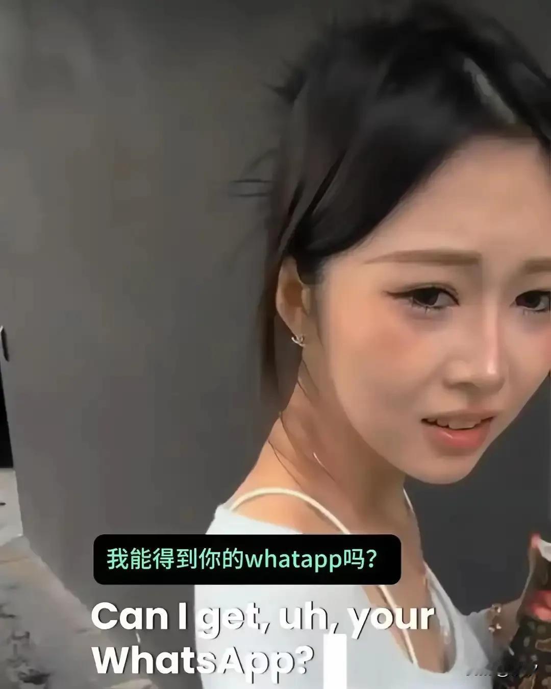 最近老外搭讪中国女孩的视频火了，老外名叫麦克斯，走在大街上看到一位长相甜美的