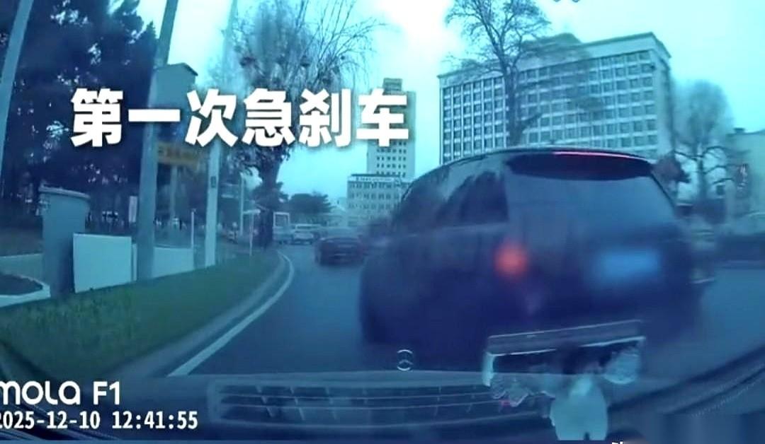 53秒，8次急刹。前面那辆路虎跟疯了一样，一脚油门窜出去，然后咣一脚刹车踩死。