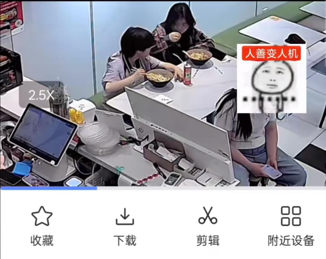 近日江苏盐城，一女子在网上团购后，带着孩子到店吃凉皮，吃的过程中，母女俩人不停的