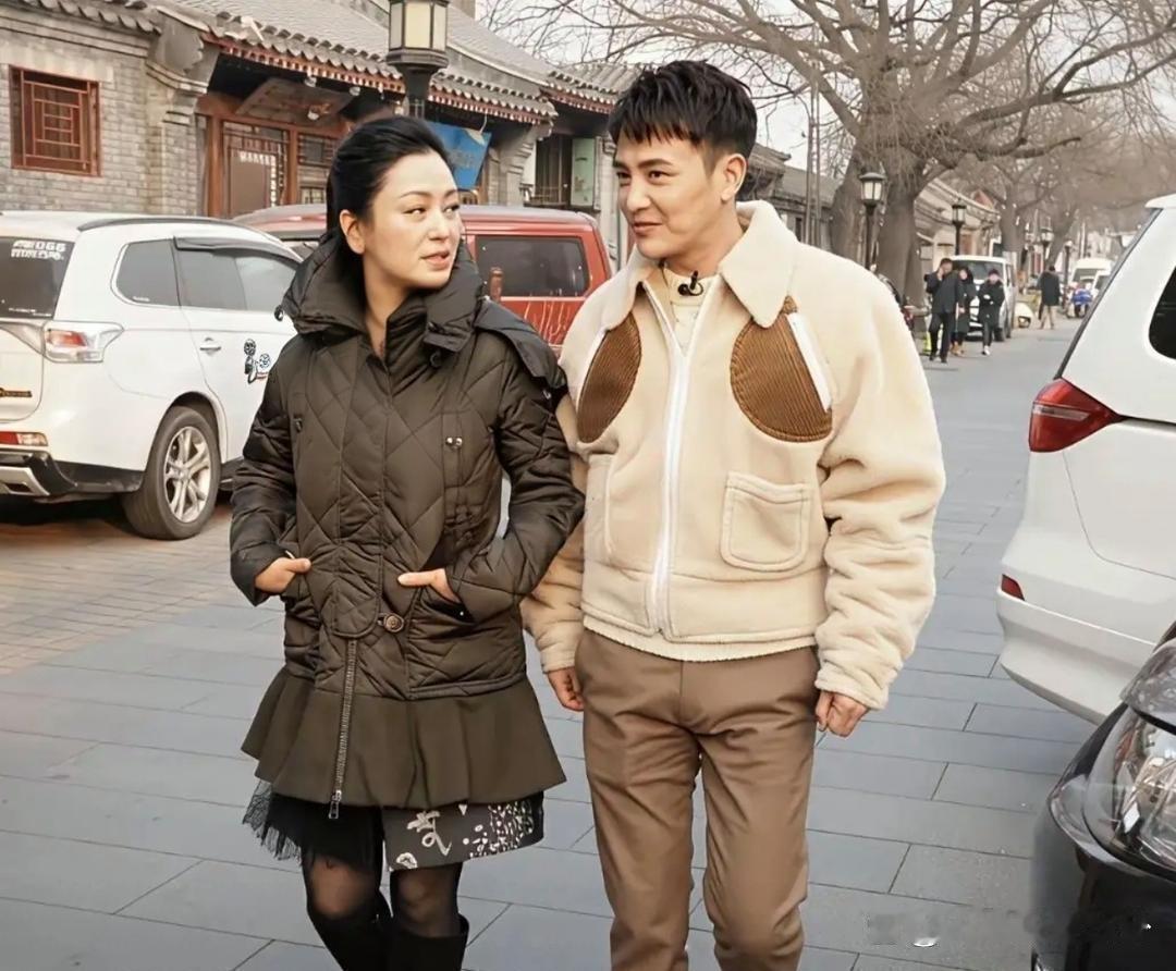 陈红素颜随性出门，原相机直出依旧十分上镜。无需妆容修饰，自带温婉气韵，这种松弛自