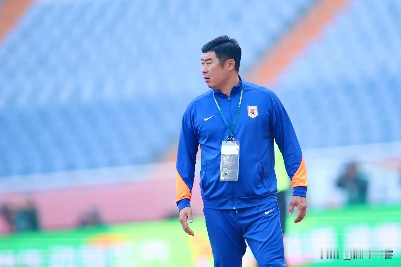 徐江透露泰山新赛季的目标是保三争一，如果真的属实对于韩鹏来说难度太大了。首先，