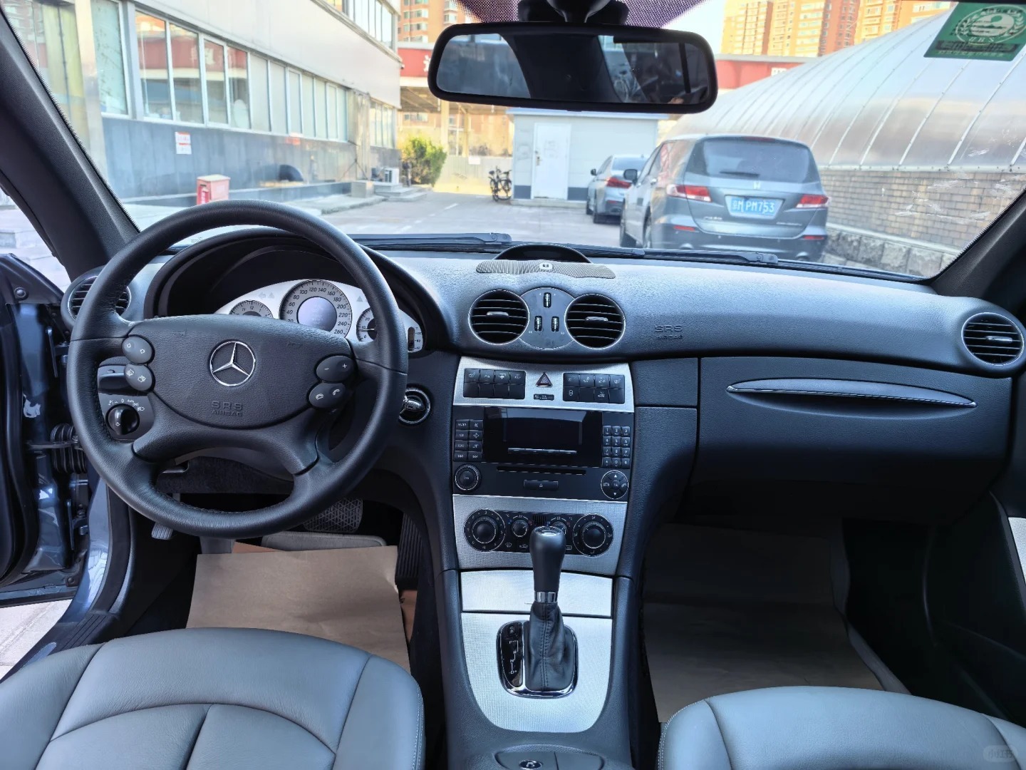 好车分享花乡二手车市场一台5000公里实表的奔驰CLK280，要价30+，这就