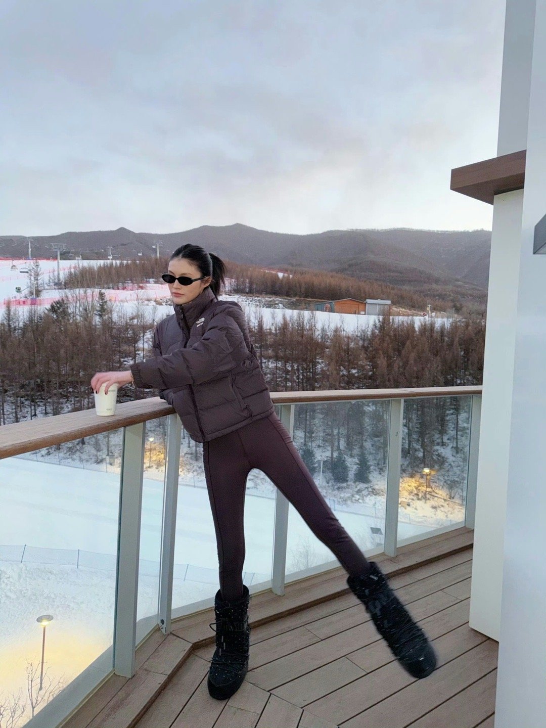 何穗雪中素颜怼拍不愧是超模何穗！雪地素颜怼脸拍，皮肤通透得像自带滤镜。深邃五官