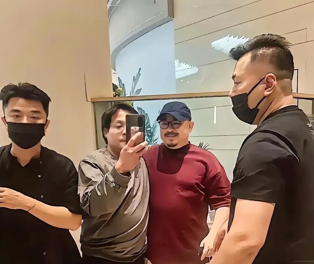 刀郎在广西南宁举办演唱会期间，一位网友在酒店大厅偶遇了他。当时，刀郎一行人正从大