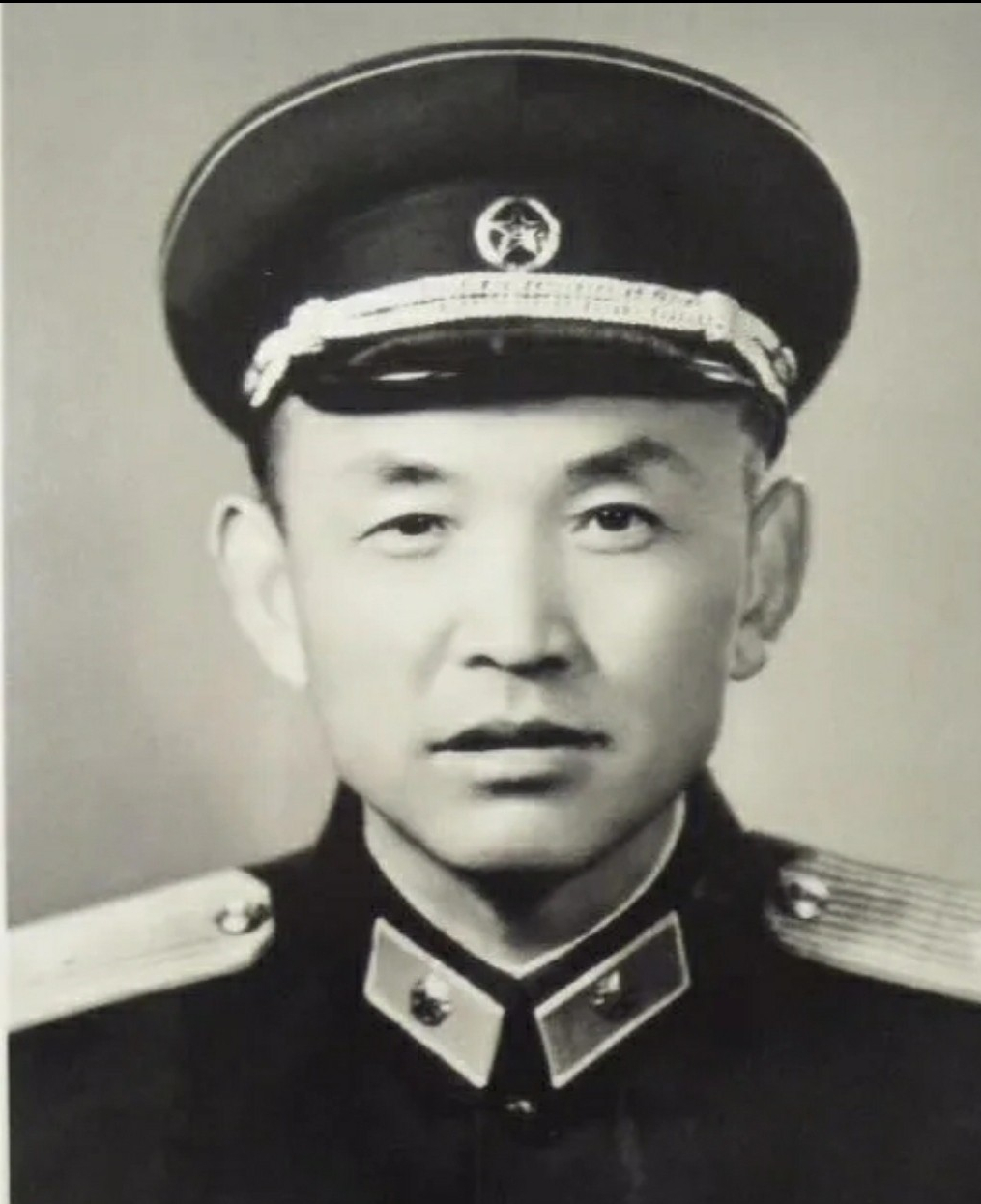 他不满国军腐败，投靠八路军，后为给他升职，军部调离三位师长从红军时期开始，国