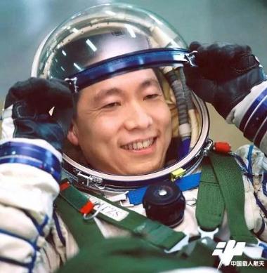 杨利伟退休待遇揭秘：没有巨额奖金，只有“终身金钟罩”……很多人以为，杨利伟完