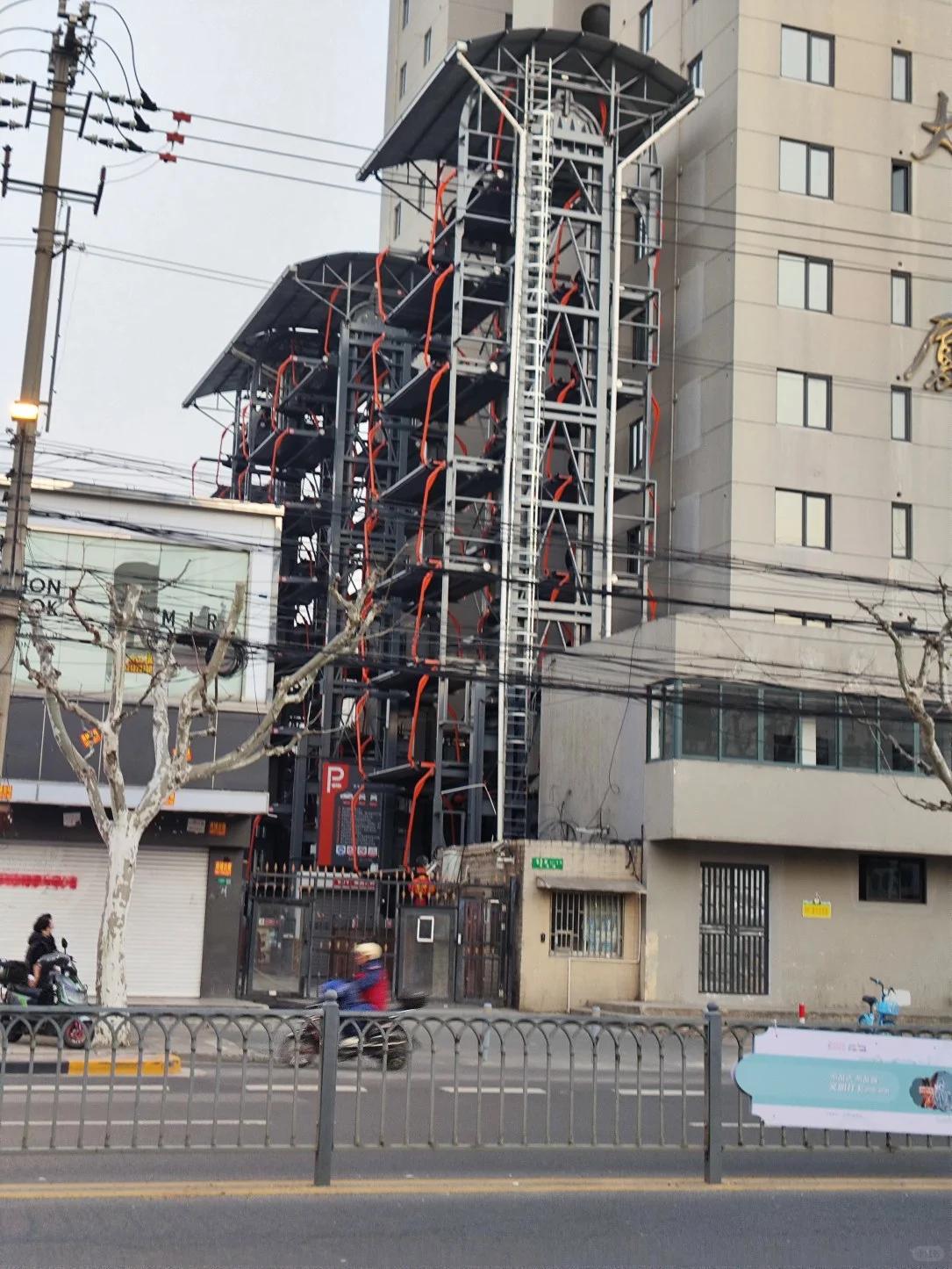 我开车快20万公里了。高原上过，戈壁越过，草原穿过，山路绕过。每天带老婆通勤，风