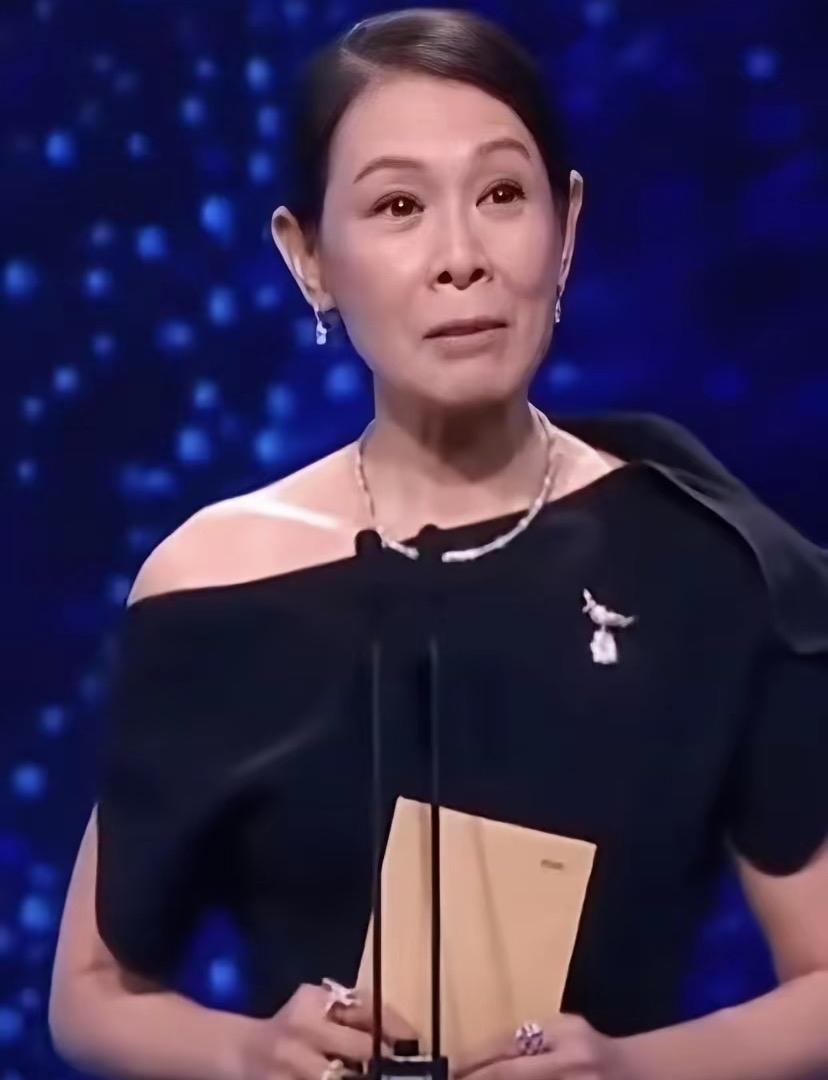 56岁的刘若英现身金马奖，脸颊凹陷、眼窝深陷、气色略显疲惫‌，与她社交平台上精修