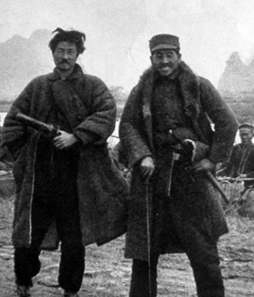 1939年，罗荣桓正在看书，这时，侦察员跑了过来，说日军携带3门火炮来袭，罗荣桓
