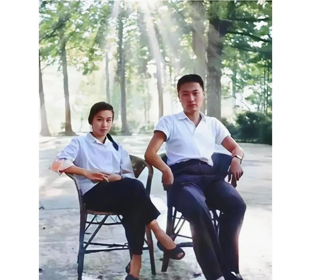 这是陈小鲁与妻子粟惠宁度蜜月时的一张珍贵合影，拍摄于1975年的江西庐山！那时候