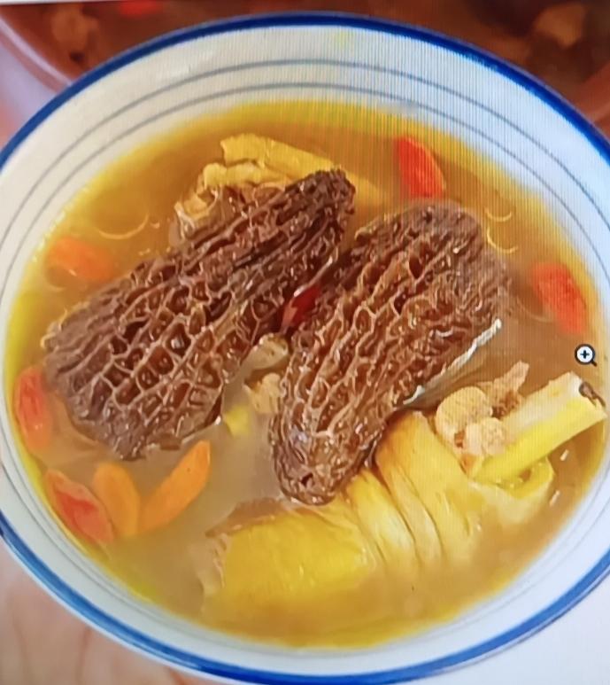 降温了，牛羊肉可不吃，但这汤得多喝，暖身暖胃还补气血。其实不用非盯着牛羊肉，乌鸡