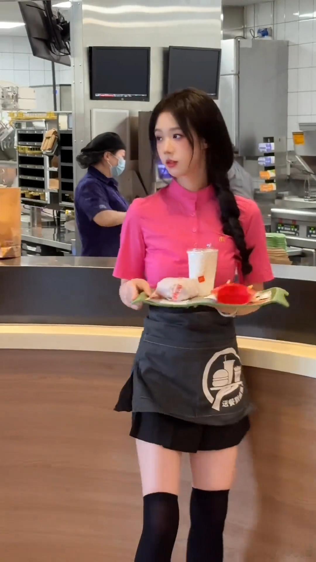假如这位三位麦当劳临时工需要冲个开卡业绩，是你你会选择哪位帮其开卡？​​​