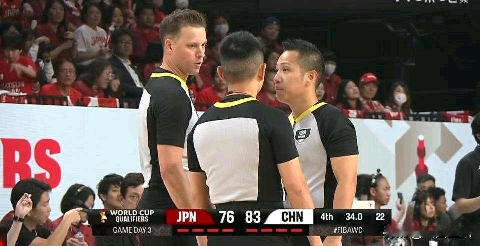 杨鸣神算成了“乌鸦嘴”！日本男篮第四节被中国男篮领先到10分的时候，日本球员已