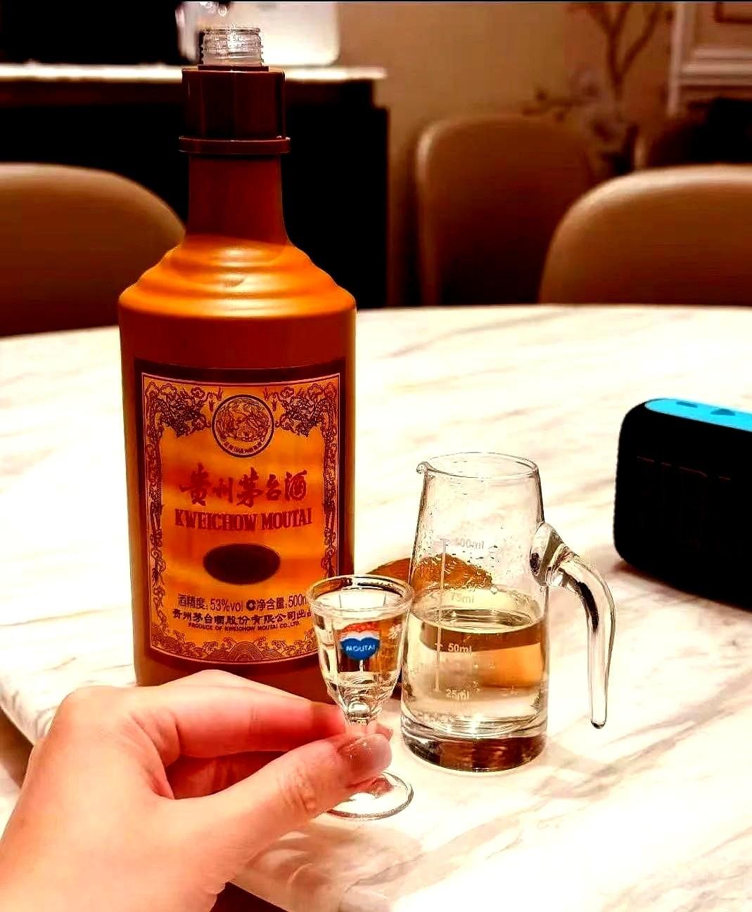现在最吓人的是，十五年年份酒低于行情价甩卖，无人问津。2025年飞天茅台散瓶批