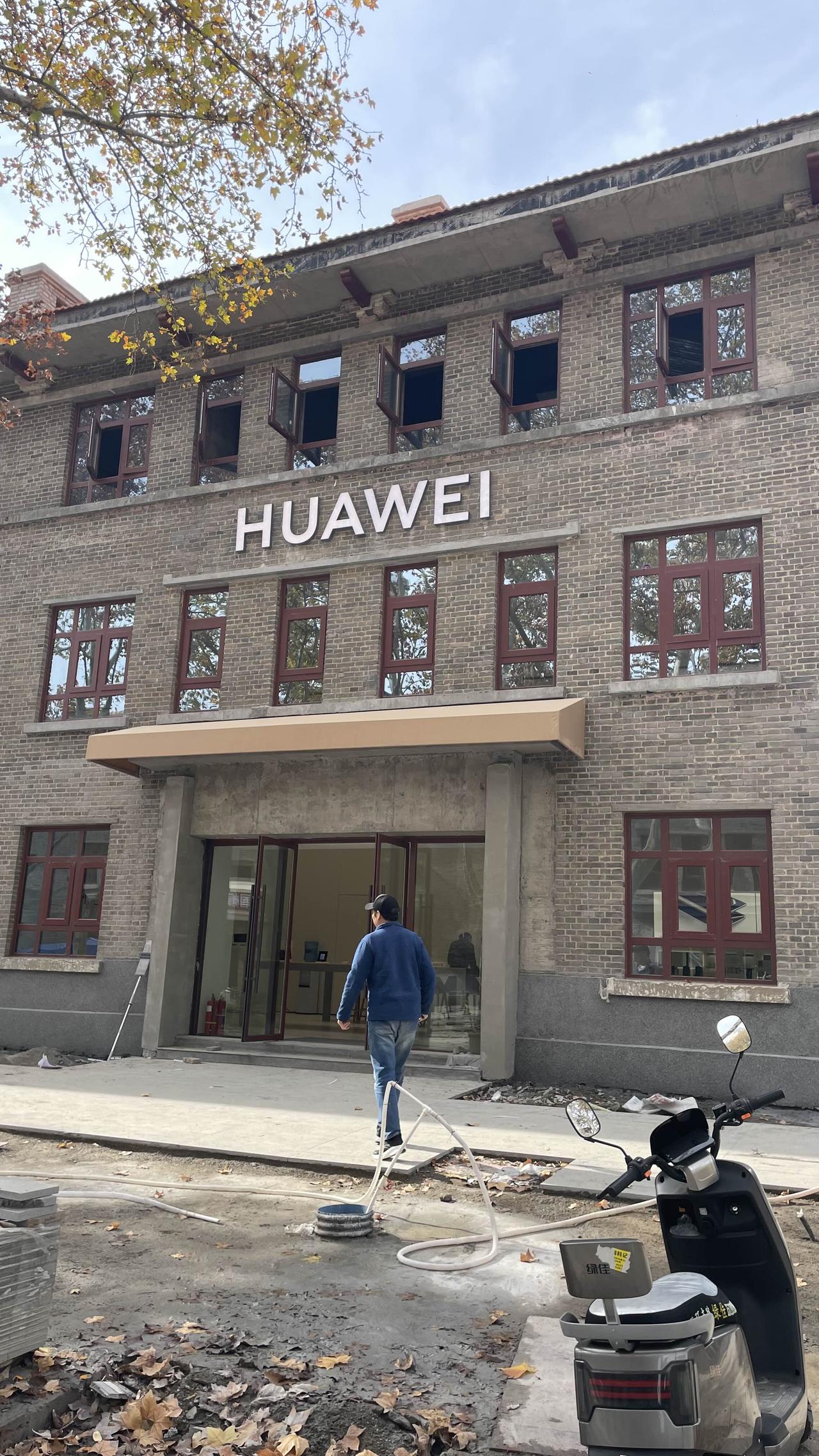 郑州国棉三厂家属院，要改造成历史文化街区，初冬的法桐略显焦黄，与北边的博物馆遥相