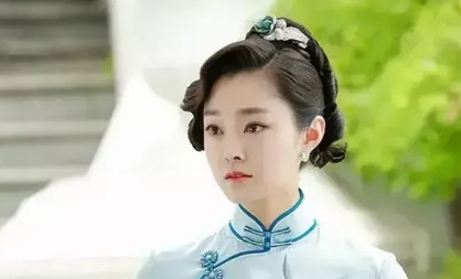 2014年，《伪装者》拍摄现场，导演对胡歌、靳东等人说：“不想拍的话，都给我滚