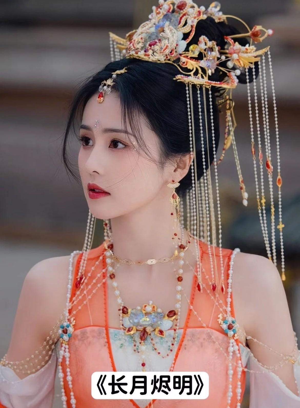 白鹿的古偶基本盘，主要是她之前几部热播古偶剧积累下来的。最近这两年，其他95花