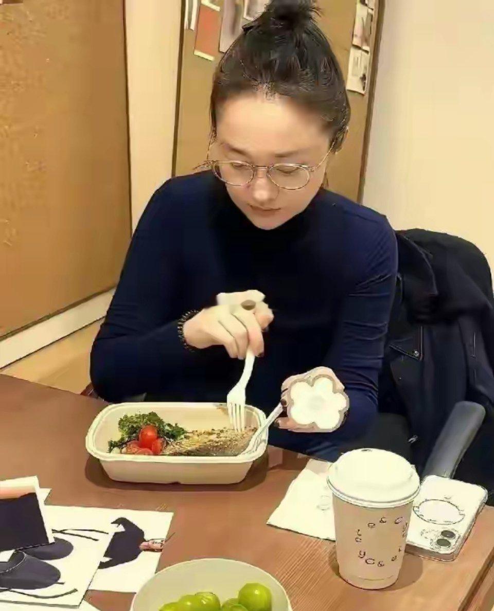 周迅的自律，全在这碗轻食里面了，难怪一直那么瘦