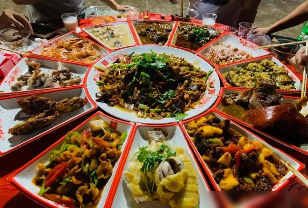 重庆一家三口，趁着假期开着车去新疆玩，遇到一家人办喜事，随礼九百元，吃喝过后