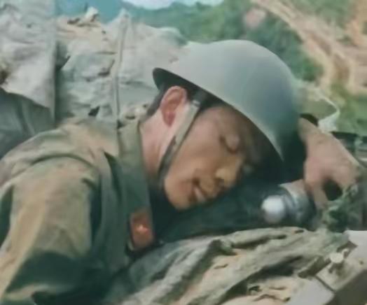 1990年，重庆街头，一个农民被数十个混混围攻却丝毫不惧，反而徒手接住扔来的板砖