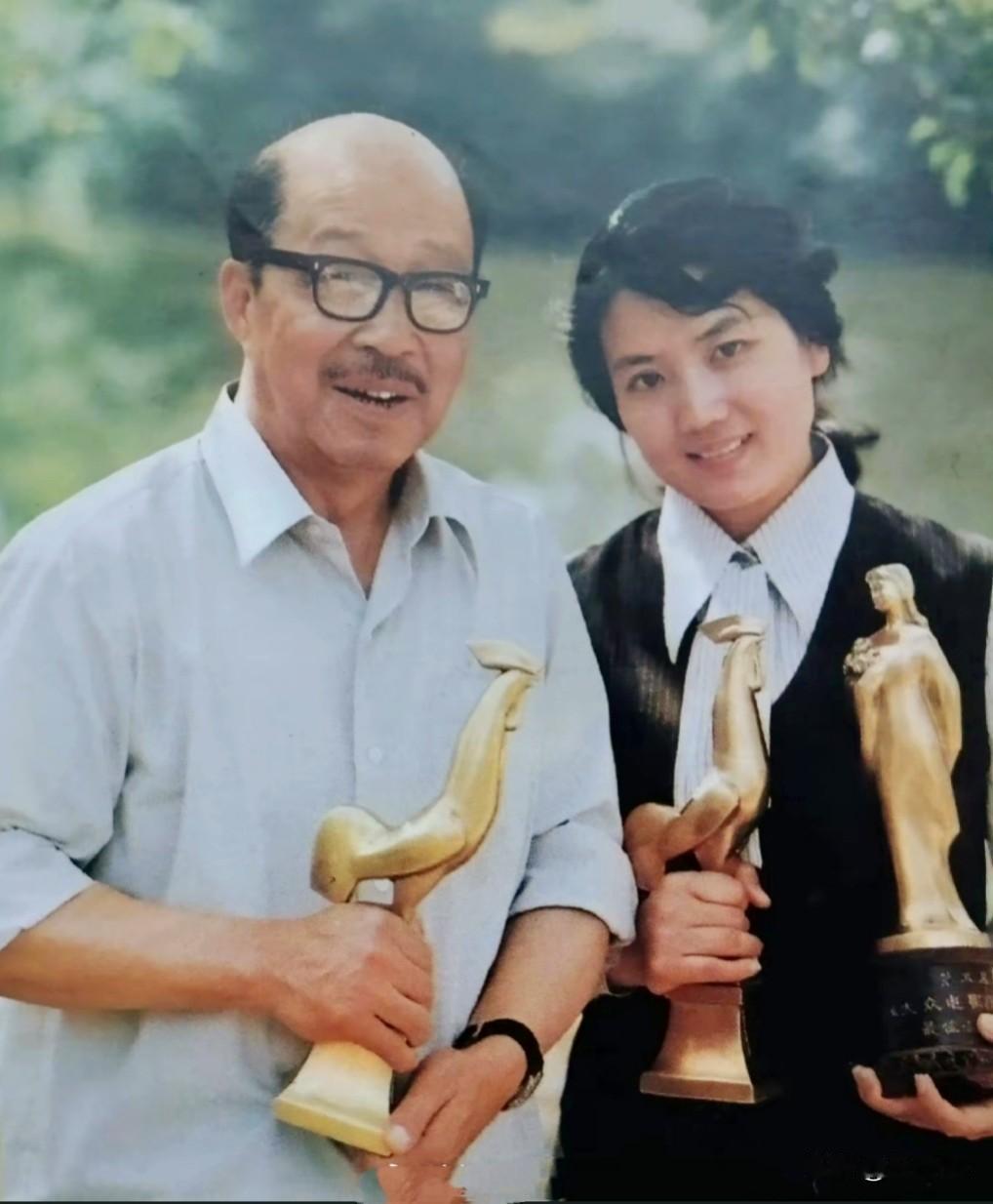 第二届中国电影金鸡奖最佳男女主角张雁李秀明难得一张合影（图一）获得中国电影金