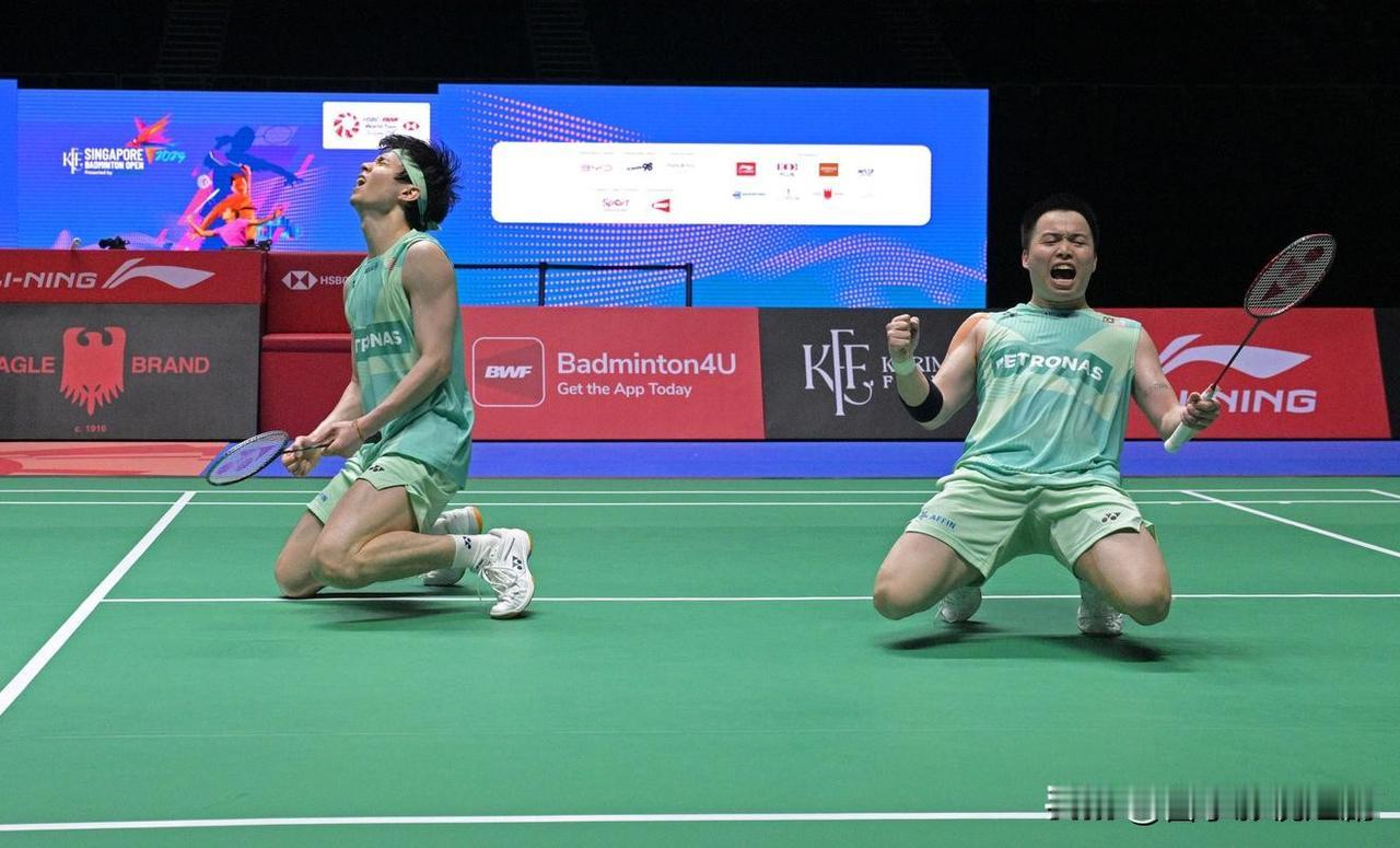 梁王组合2比0完胜谢定峰/苏伟译12月18日晚，杭州世界羽联年终总决赛赛场，