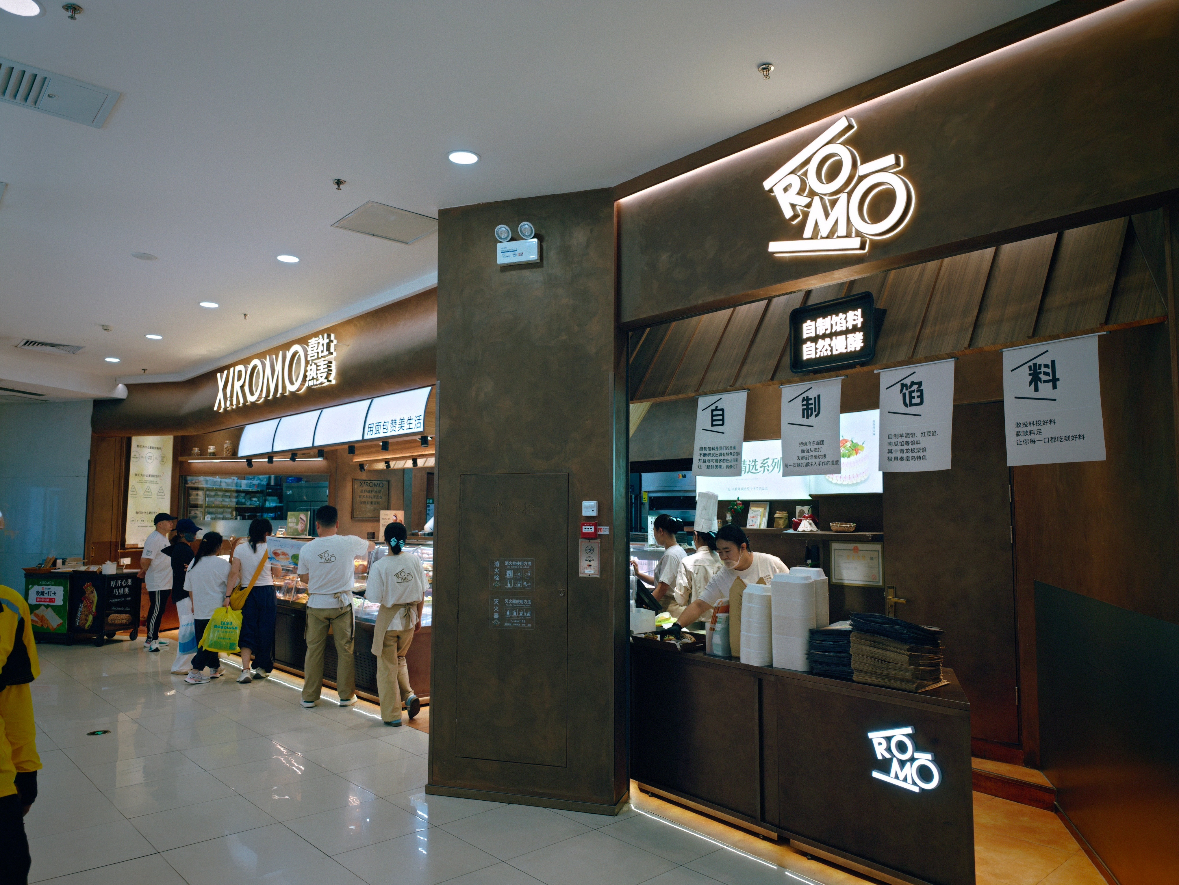 每次路过这种外摆的甜品店，我都得快点走。味太大了，空气都是那种奶甜的味道，闻着都