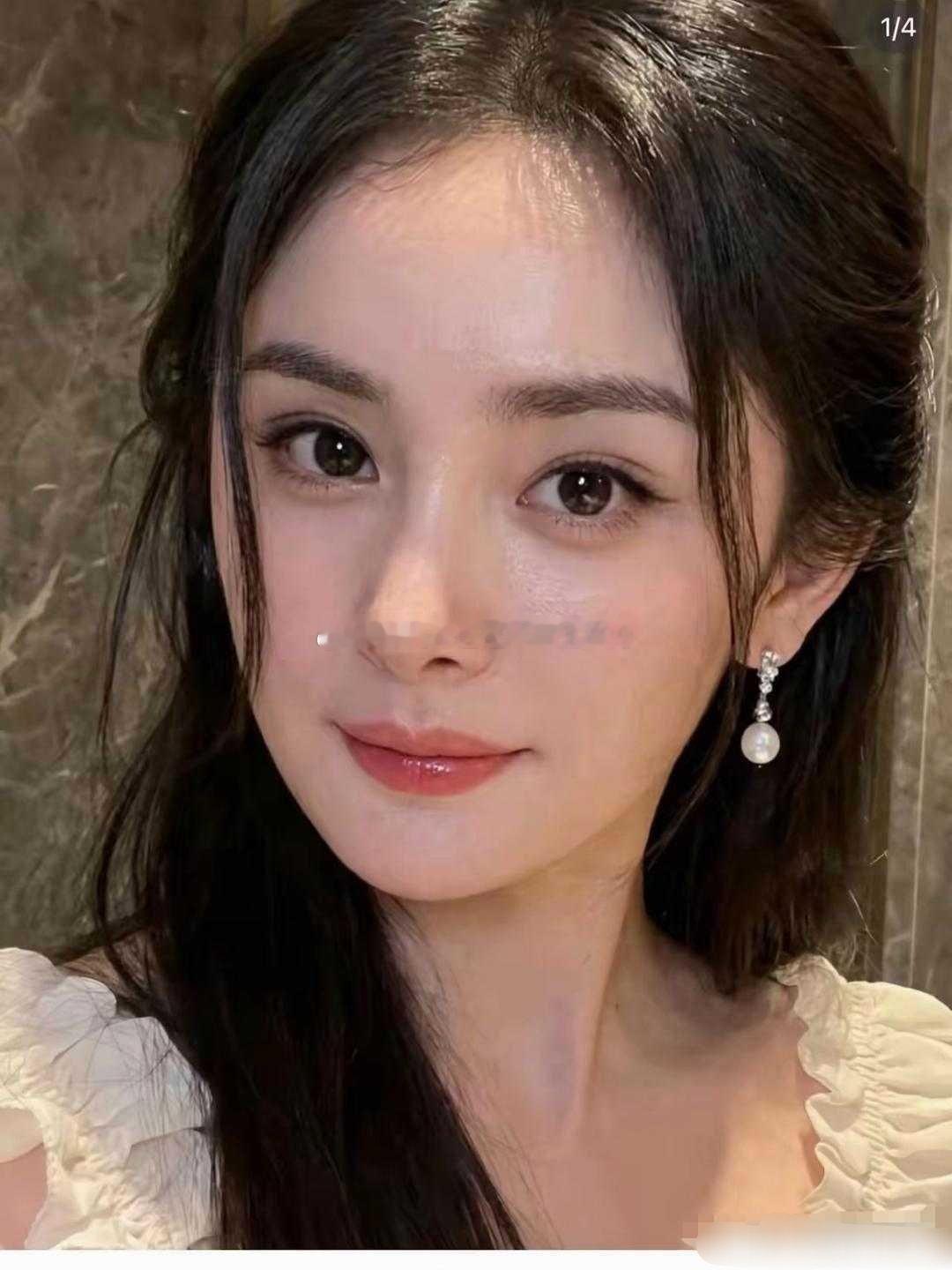 满屏都在吐槽杨幂素颜丑，可在我看来，她素颜状态明明就很能打啊